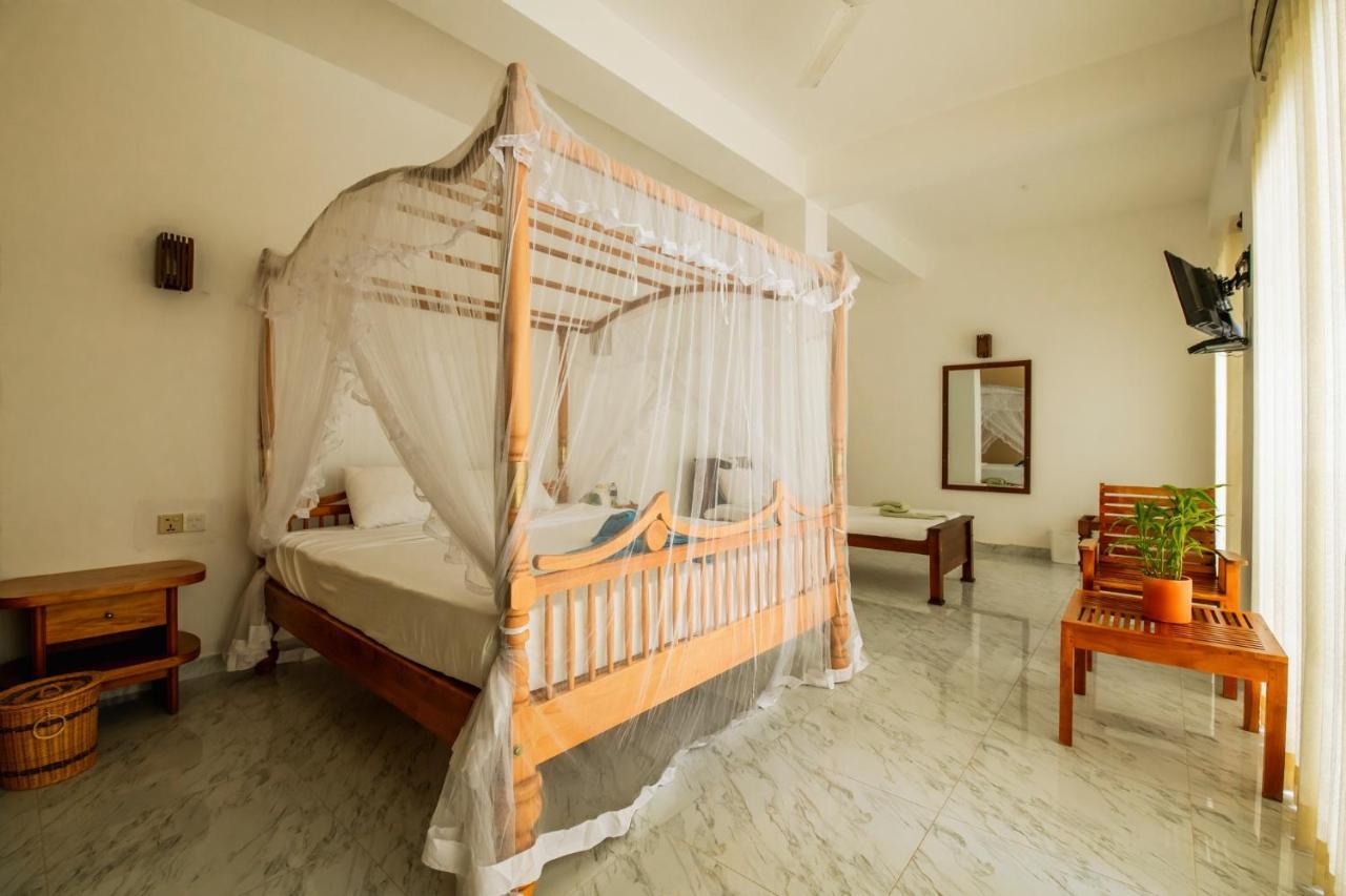 Hotel Chaarya Lake à Tissamaharama Extérieur photo