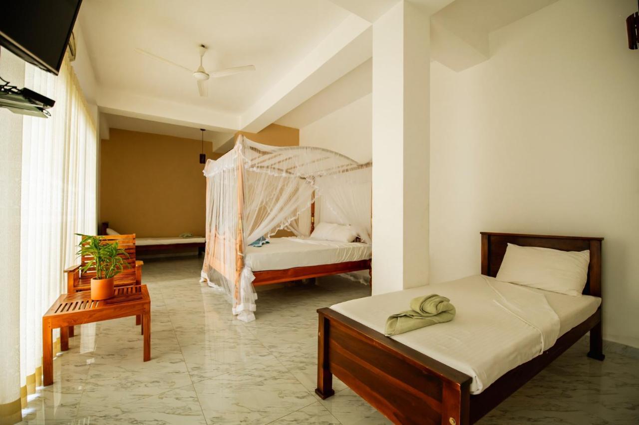 Hotel Chaarya Lake à Tissamaharama Extérieur photo