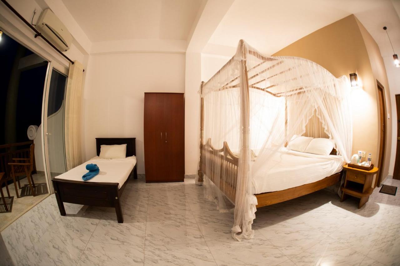 Hotel Chaarya Lake à Tissamaharama Extérieur photo
