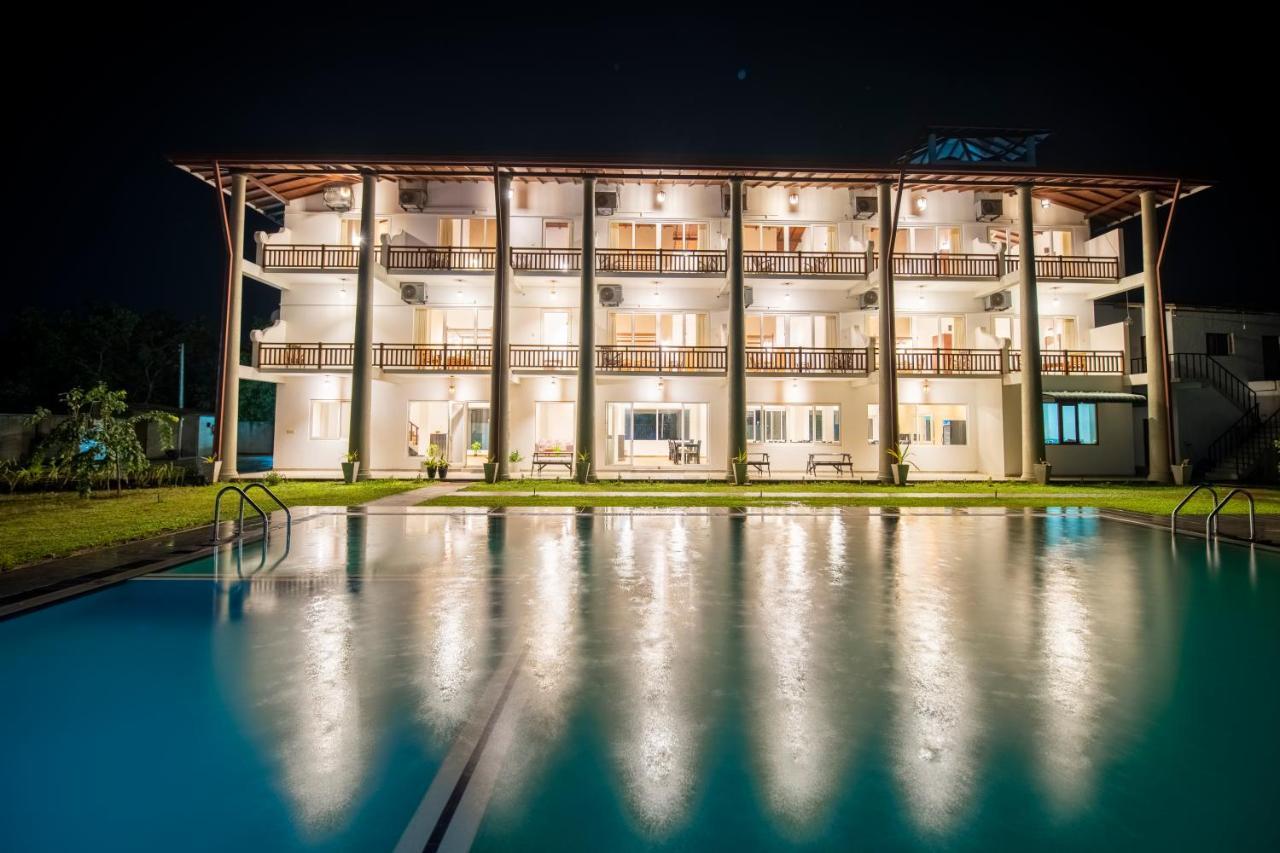 Hotel Chaarya Lake à Tissamaharama Extérieur photo