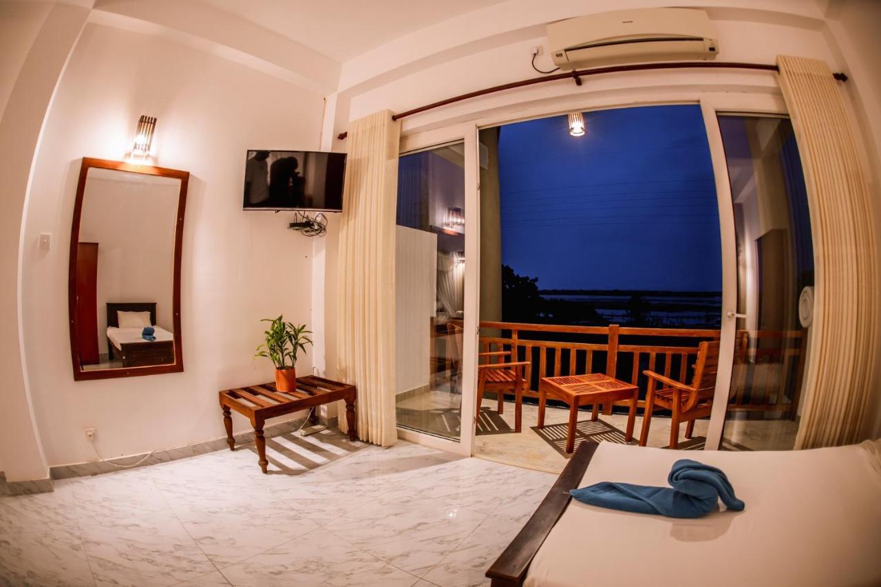 Hotel Chaarya Lake à Tissamaharama Extérieur photo