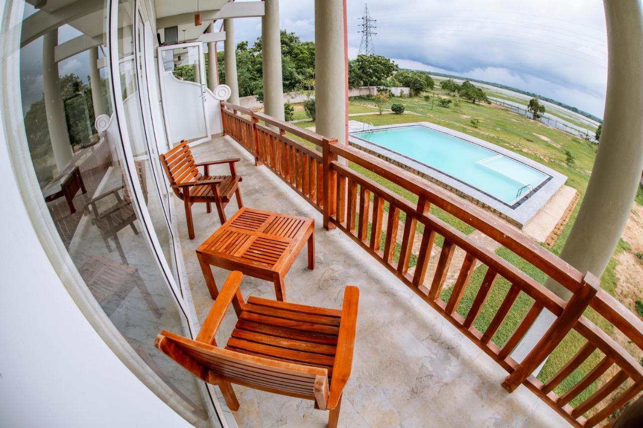 Hotel Chaarya Lake à Tissamaharama Extérieur photo