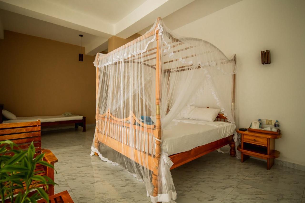 Hotel Chaarya Lake à Tissamaharama Extérieur photo
